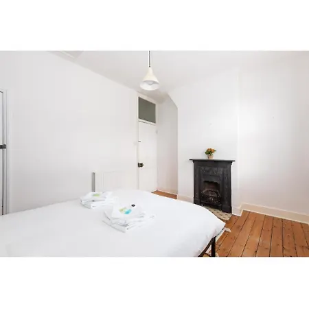 Bright & Beautiful Period - Pass The Keys Apartman *