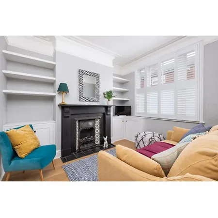 Bright & Beautiful Period - Pass The Keys Apartment *