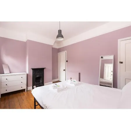 Bright & Beautiful Period - Pass The Keys Apartment *