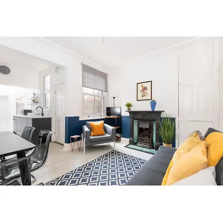 Bright & Beautiful Period - Pass The Keys Apartman York