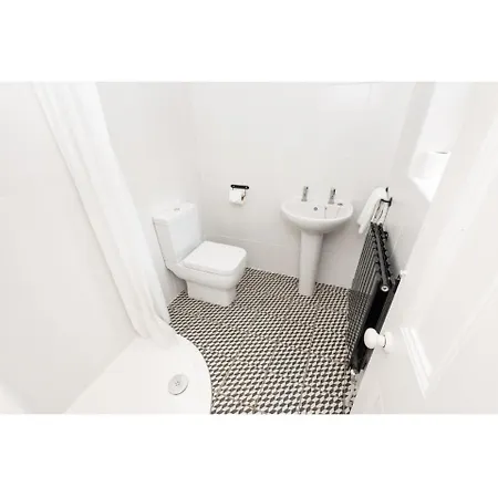 Bright & Beautiful Period - Pass The Keys Apartment